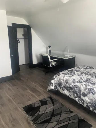 Charming 2-bedroom apartment with WiFi, AC in Wabash. Отели в г. Вабаш