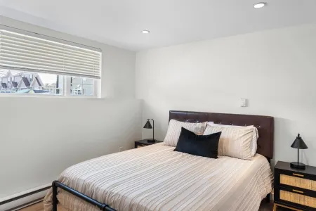 Dieppe Charm Suites, 2 BDRM, Walk to Local Market Отели в г. Дьеп