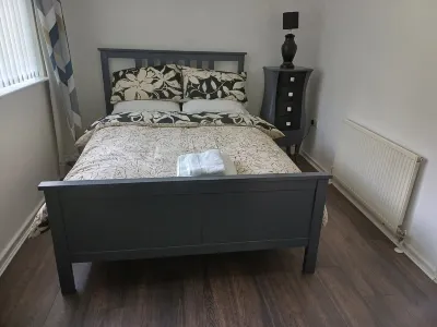 Beautiful maisonnette is a newly refurbished   semi detached house in leeds Hotels in University District