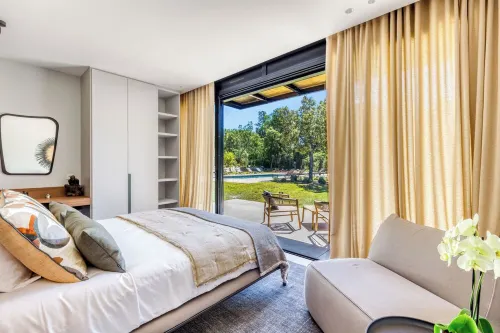 Superb 5 bedroom Villa, 400m from the sea, in the Golf of ST Tropez.