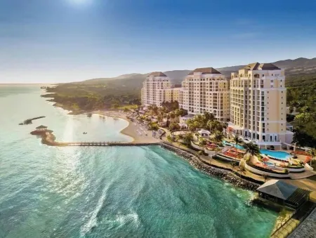 Spectacular 3BR 3.5BA -optional all-inclusive resort high floor beachfront tower Отели рядом с достопримечательностью «Sandals Cay»