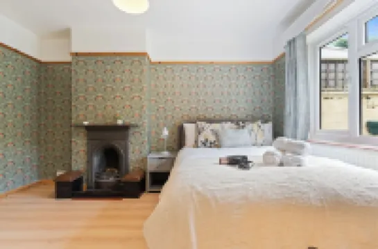 Beautiful 5 Bedroom House with free parking,penn rd Hotels in Aylesbury