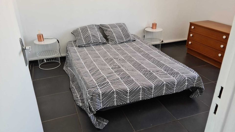 Valencia apartment near major schools