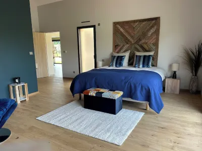 Suite Avec Jaccuzi à 45km du Mans Отели рядом с достопримечательностью «Солемское аббатство»