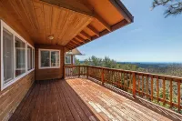 Charming 6-bedroom cabin with stunning views!