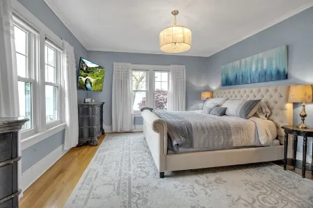 Spacious 7-bedroom house in marvelous Angola on the Lake with AC