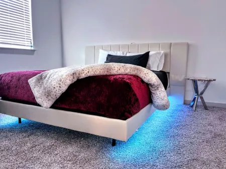 Designer apartment with makeup/grooming station in Round Rock - Resort with pool