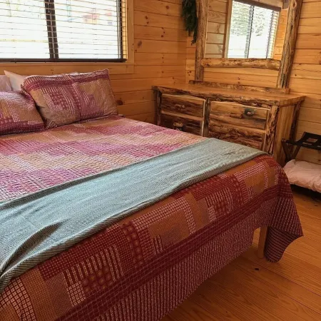Cozy 1 bedroom cabin in charming Hiawassee with WiFi, AC & HeatAdults only.