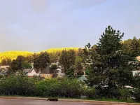 Birch Bungalow: Lead 2 Bedroom/2 Bath Condo. 5 mi to Skiing & 17 mi to Sturgis Hotel di Lead