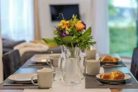 Rob's Flat: Bright 3-Room Apartment for up to 6 People, 2 Minutes to the S-Bahn Hotels in Weil der Stadt