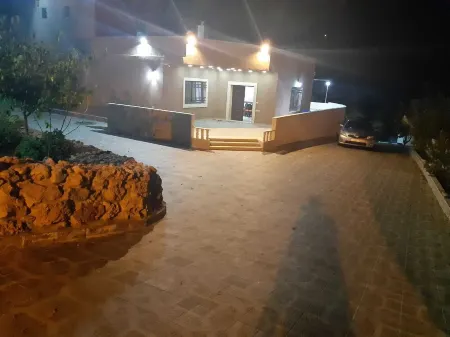 مزرعة القيقب عجلون wild strawberry villa ajloun Отели в г. Ajlun Qasabah District