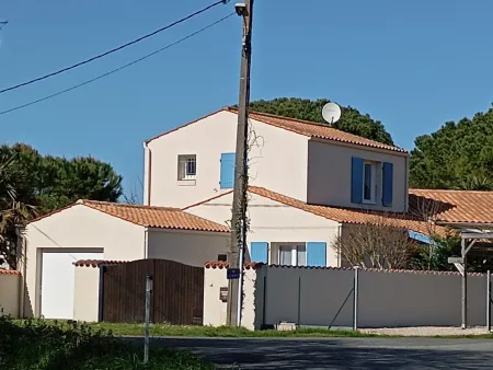 Quiet family home 10 minutes walk from the sea Отели в г. Долю-д'Олерон