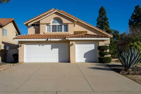 Spacious 4-bedroom house with AC and WiFi in charming Fontana