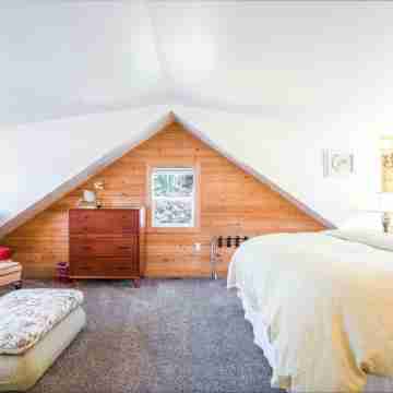 Minutes Walk to Downtown, Whychus Creek—-Bedroom, Cozy Cottage/Private Sauna. Rooms