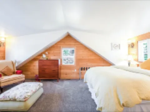 Minutes Walk to Downtown, Whychus Creek—-Bedroom, Cozy Cottage/Private Sauna. Hotels in Sisters