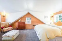 Minutes Walk to Downtown, Whychus Creek—-Bedroom, Cozy Cottage/Private Sauna.