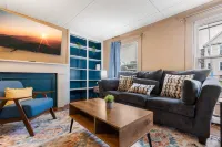 King Bed Private Parking  Fast Internet