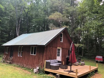 Off Grid Cabin In The Woods. 해밀턴 대학 주변 호텔