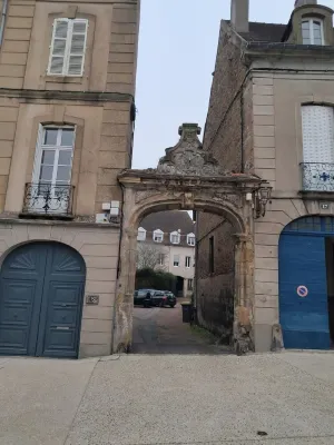 BEAUTIFUL CITY CENTER APARTMENT FOR FAMILY OR GROUP TRAVEL Hotels in Autun