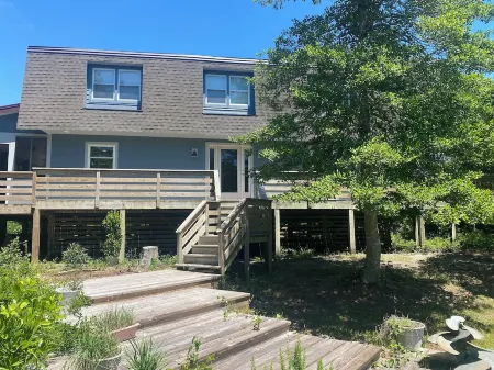 Captn Rolo’s Retreat,Newly remodeled 4 bedroom house in the heart of Buxton Отели рядом с достопримечательностью «Маяк мыса Хаттерас»