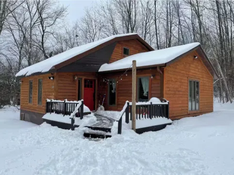 Cozy woodsy family-friendly cabin retreat