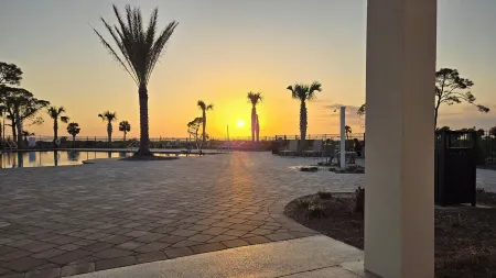 New 4 bedrm Home, Bikes, Beach access! Gulf Cart for a fee.