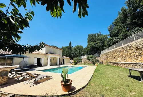 South-facing villa with pool and jacuzzi for an unforgettable stay. Hotels in Brignoles