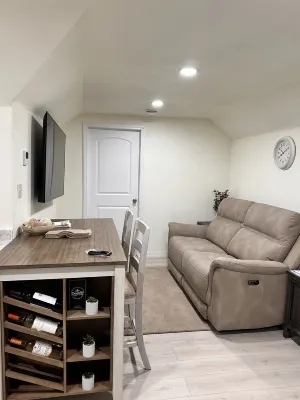 Charming 2-bedroom apartment with WiFi, AC in wonderful Marshall. Hotels in Marshall