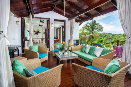 Lux Jungle Villa w/5 suites, Private Pool, Pacific Ocean Views, Game room