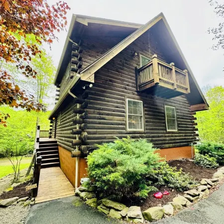 Lazy River Cabin: Private 3 Bedroom, 3 Bath Getaway on Lake Wallenpaupack