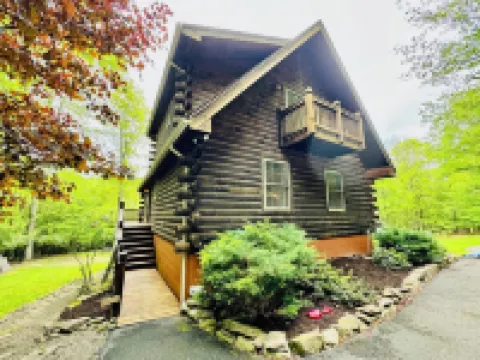 Lazy River Cabin: Private 3 Bedroom, 3 Bath Getaway on Lake Wallenpaupack