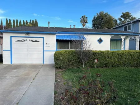 Charming 3-Bedroom House & 2 Bathroom with WiFi, AC in Delightful East Palo Alto