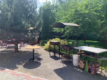 Sacramento Home 5 Bedroom; 3.5 Bathrooms for 11 People