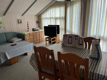 Cozy vacation home in Kating (near the North Sea) Отели в г. Тённинг