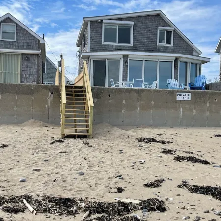 Beautiful Beach Cottage steps away from private Moody Beach!