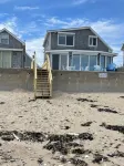 Beautiful Beach Cottage steps away from private Moody Beach!