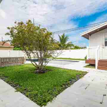 Elegant House with Outstanding Pool, Kid and Pet Friendly Minutes from the Beach Hotel Exterior