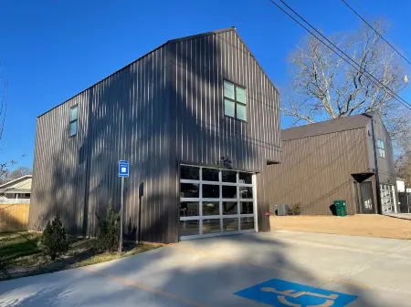 Luxury By Downtown Train Depot Отели в г. Кэррол