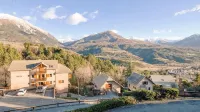 Mountain-view apartment sleeps 6