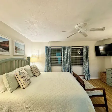 Best! 2Br/2BA /w Private Pool. 37.5" Dockage/Voted Best Backyard in Kcb 11th ST.