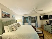 Best! 2Br/2BA /w Private Pool. 37.5" Dockage/Voted Best Backyard in Kcb 11th ST. - Hot Tub