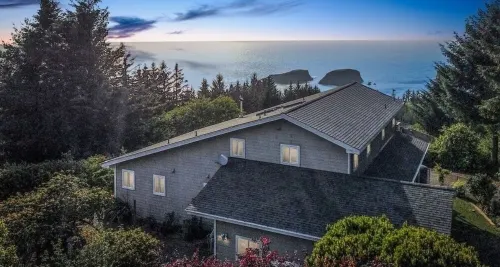 Stunning home, amazing ocean and forrest views! Pet friendly & close to beaches!