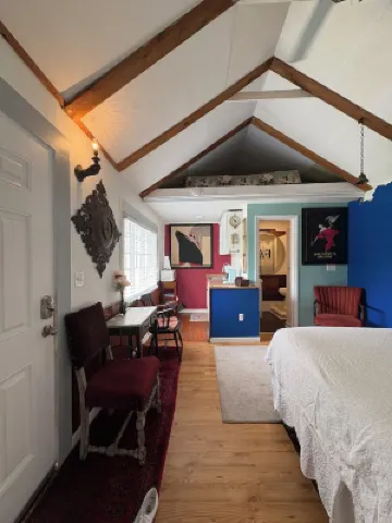 The Red Cottage ~ 5 Min. Stroll to Historic St. George Street - on Site Parking