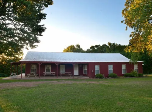 5-bedroom lodge near Ozark National Forest and Lake Fort Smith state park.