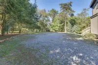 West Virginia Home w/ Deck on Golf Course - Homestays
