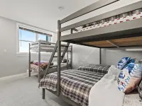 New Renovated 3BR/4BTH Condo Sleeps 10 Gym Heated Pool Walk to Stratton Mtn Hotels in Winhall