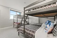 New Renovated 3BR/4BTH Condo Sleeps 10 Gym Heated Pool Walk to Stratton Mtn