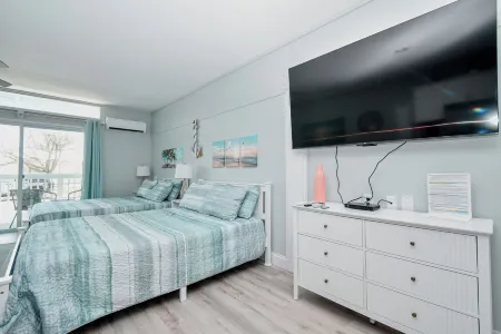 Condo 123 Cozy 1-bedroom condo in charming Cedar Key with WiFi, AC