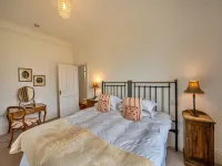 Self-catering retreat with pool, hot tub. โรงแรมใน