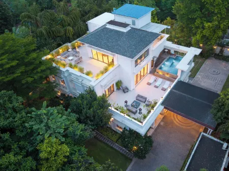 amã Stays & Trails Hermitage Villa, Kolkata Отели рядом с достопримечательностью «Green For Life Tree Safe Zone»